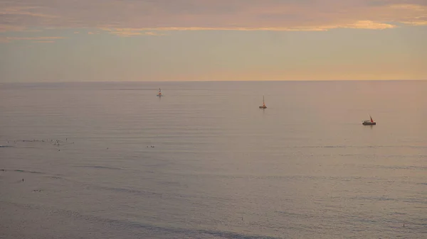Colori incredibili del tramonto tropicale. Barche a vela sagome galleggianti sull'orizzonte oceanico. Isola di Oahu, Hawaii vacanze estive. — Foto Stock