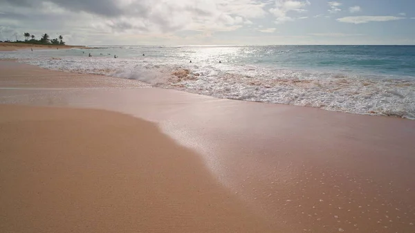 La gente nuota nell'oceano. Sabbia gialla a Sandy Beach sull'isola tropicale di Oahu Hawaii. Il colore turchese dell'acqua dell'oceano Pacifico. Sparatoria Steadicam. — Foto Stock