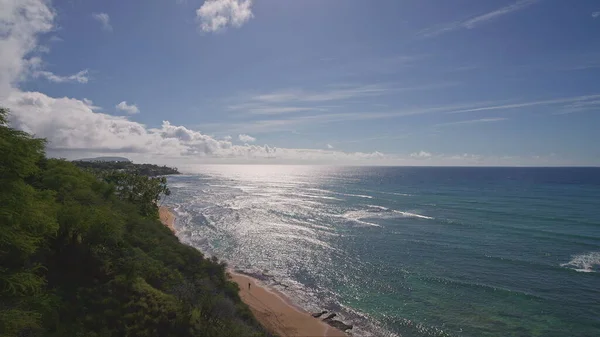 Blick von oben auf den Diamond Head Beach Park. Die Menschen schwimmen im Meer. Gelber Sand am Strand der tropischen Insel Oahu Hawaii. Die türkisfarbene Farbe des Wassers im Pazifik. — Stockfoto