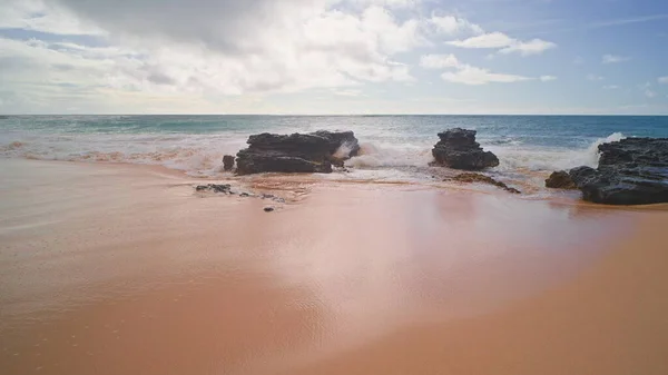 Ludzie pływają w oceanie. Żółty piasek na Sandy Beach na tropikalnej wyspie Oahu Hawaje. Turkusowy kolor wody Oceanu Spokojnego. Steadicam fotografowania. — Zdjęcie stockowe