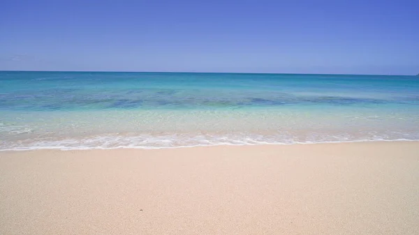 Blue Ocean, Yellow Sandy Beach Nature Tropical Islands Oahu Hawaii. Tichý oceán. Tyrkysové mořské pozadí. Jasný slunečný den v tropech. — Stock fotografie