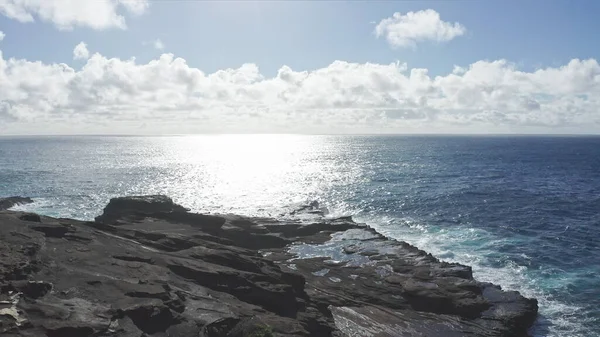 Latanie nad wulkanicznymi klifami. Cinematic dzika przyroda antena 4K. Fale powolnego ruchu przezroczystych wód morskich. Odkryty przygoda podróż do pięknej plaży na Hawajach. Nietknięta przyroda w słoneczny letni dzień. — Zdjęcie stockowe
