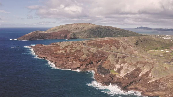 Lot nad skalistym wybrzeżem tropikalnej wyspy Oahu Hawaje. Widok na zatokę Hanauma. Kalanianaole Highway South Shore Oahu Hawaje Wybrzeże Oceanu Spokojnego. Białe chmury na błękitne niebo. — Zdjęcie stockowe