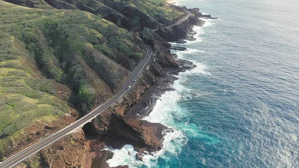 Vuelo sobre la costa rocosa de la isla tropical de Oahu Hawaii. Kalanianaole Highway South Shore Oahu Hawaii Pacific Ocean Coastline. Nubes blancas contra el cielo azul. Día claro y soleado en Hawaii. — Foto de Stock