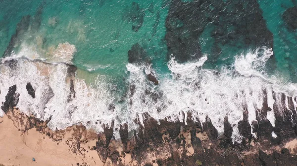 Disparo aéreo desde un dron. Vista superior de la costa rocosa del océano. Olas Azules del Océano Pacífico se está estrellando en la roca. Espuma marina blanca. Playa volcánica de Isla Tropical Oahu Hawaii. —  Fotos de Stock