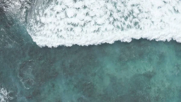 Volare sull'oceano all'ora d'oro. Onde giganti che spumeggiano e schizzano nell'oceano. Il colore turchese dell'acqua dell'Oceano Pacifico sull'isola tropicale di Oahu Hawaii. — Foto Stock