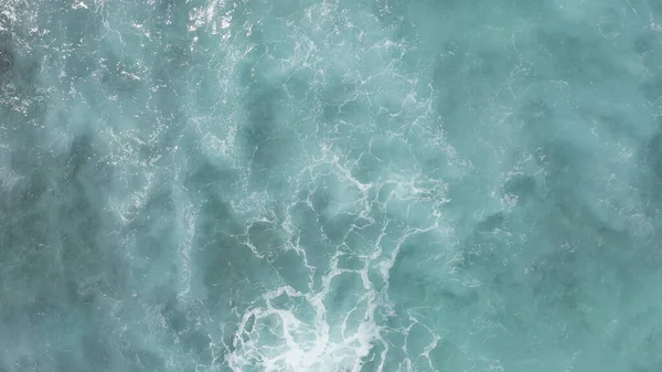 Volare sull'oceano all'ora d'oro. Onde giganti che spumeggiano e schizzano nell'oceano. Il colore turchese dell'acqua dell'Oceano Pacifico sull'isola tropicale di Oahu Hawaii. — Foto Stock