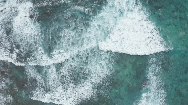 Az óceán felett repül az aranyórában. Óriási hullámok habzanak és fröcskölnek az óceánban. A szörfösök hullámoznak. A Csendes-óceán vizének türkiz színe Oahu Hawaii trópusi szigetén. — Stock Fotó