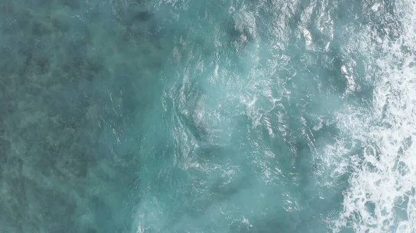 Volare sull'oceano all'ora d'oro. Onde giganti che spumeggiano e schizzano nell'oceano. Il colore turchese dell'acqua dell'Oceano Pacifico sull'isola tropicale di Oahu Hawaii. — Foto Stock