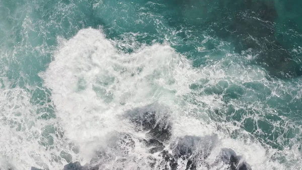 Strzał z powietrza z drona. Widok na skalisty brzeg oceanu. Błękitne Fale Oceanu Spokojnego rozbijają się na skale. Biała piana morska. Wulkaniczna plaża Tropikalnej Wyspy Oahu Hawaje. — Zdjęcie stockowe