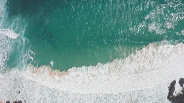 Volando sobre el océano en la hora dorada. Olas gigantes espumando y salpicando en el océano. Los surfistas montan las olas. El color turquesa del agua del Océano Pacífico en la isla tropical de Oahu Hawaii. —  Fotos de Stock