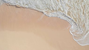 Yukarıdan aşağıya doğru hava görüntüsü. Beyaz kumlu güzel tropik sahil denizi. Üst Manzara. Hawaii Adası 'nda yaz mevsiminde boş ve temiz bir sahil..