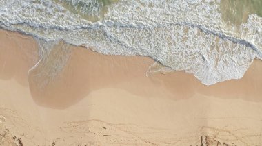 Yukarıdan aşağıya doğru hava görüntüsü. Beyaz kumlu güzel tropik sahil denizi. Üst Manzara. Hawaii Adası 'nda yaz mevsiminde boş ve temiz bir sahil..