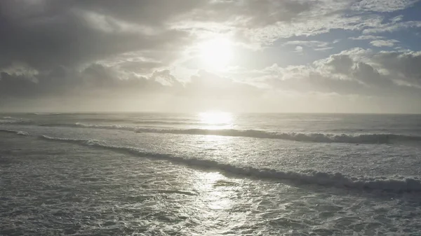 Luftaufnahme auf der Insel Oahu Hawaii. Dron fliegt zum Treffen der Sonne. Blick auf den sonnigen Weg auf dem Wasser. Früh morgens auf einer tropischen Insel. Türkisfarbene Wellen im Pazifik. — Stockfoto