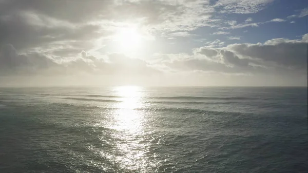 Luftaufnahme auf der Insel Oahu Hawaii. Dron fliegt zum Treffen der Sonne. Blick auf den sonnigen Weg auf dem Wasser. Früh morgens auf einer tropischen Insel. Türkisfarbene Wellen im Pazifik. — Stockfoto