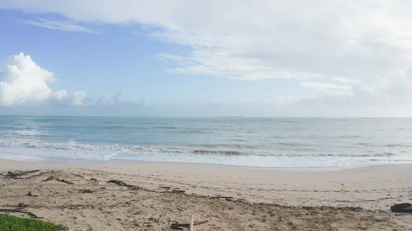 Légi felvétel Alacsonyan a part felett. Sárga homok Sandy Beachen, Oahu Hawaii trópusi szigetén. A Csendes-óceán vizének türkiz színe. Steadicam lövés. — Stock Fotó