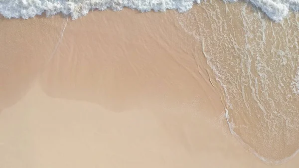 Вид сверху с высоты беспилотника. Пляжное море с белым песком. Вид сверху. Пустой и чистый пляж в летний сезон на острове Оаху Гавайи. — стоковое фото