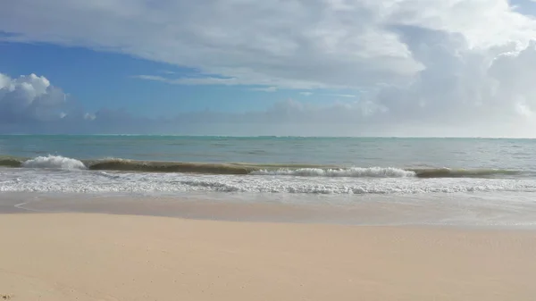 Veduta aerea colorata della spiaggia tropicale con acqua turchese blu oceano e onde che lambiscono sulla spiaggia di sabbia bianca nascosta. Cieli blu con vegetazione verde degli alberi. Waimanalo Beach, Oahu Hawaii Island. 4k. — Foto Stock