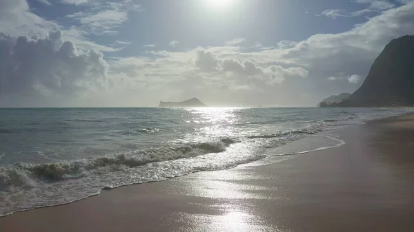 Barevný Aerial Pohled na tropickou pláž s tyrkysově modrou oceánskou vodou a vlnami lačícími na skryté bílé písečné pláži. Modrá obloha se zelenými stromy. Waimanalo Beach, Oahu Hawaii Island. 4k. — Stock fotografie