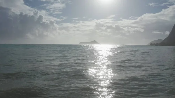 Barevný letecký pohled na skalnaté hory. Tyrkysově modrá voda z Tichého oceánu a slunná lávka. Waimanalo Beach, Oahu Island, Hawaii. 4k. — Stock fotografie