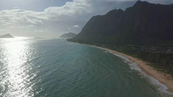 Colorata vista aerea delle montagne rocciose. Una spiaggia tropicale con acque turchesi blu oceano e onde che lambiscono su una spiaggia di sabbia bianca nascosta. Waimanalo Beach, Isola di Oahu, Hawaii. — Foto Stock