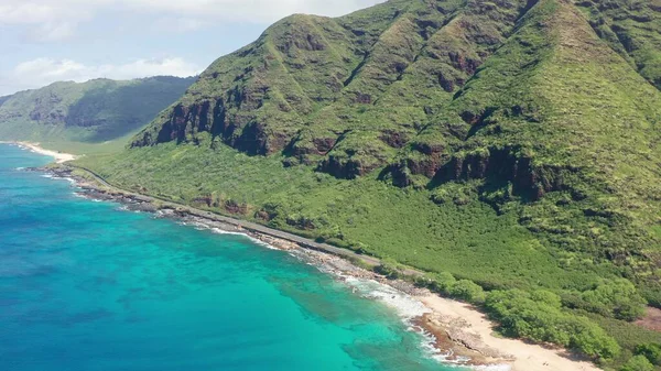 Vista aerea dall'alto verso il basso Drone shot. Bella spiaggia tropicale mare con sabbia bianca. Vista dall'alto. Spiaggia vuota e pulita nella stagione estiva sull'isola di Oahu Hawaii. — Foto Stock