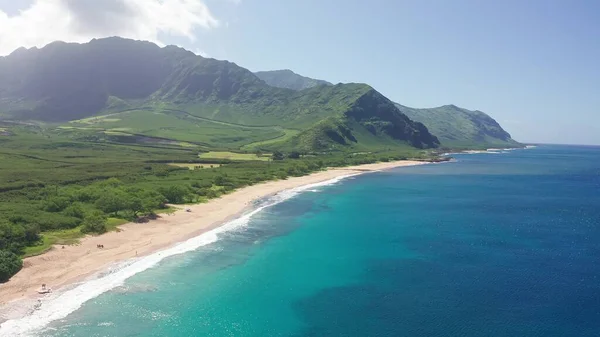 Vista aerea dall'alto verso il basso Drone shot. Bella spiaggia tropicale mare con sabbia bianca. Vista dall'alto. Spiaggia vuota e pulita nella stagione estiva sull'isola di Oahu Hawaii. — Foto Stock