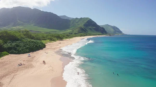 Aerial view from above down Drone shot. Beautiful tropical beach sea with white sand. Top view. Empty and clean beach in summer season on Oahu Hawaii Island. — Stock Photo, Image