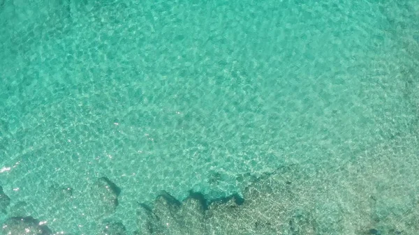 Letecký pohled shora dolů Drone výstřel. Krásné tropické moře s bílým pískem. Horní pohled. Prázdná a čistá pláž v letní sezóně na ostrově Oahu Hawaii. — Stock fotografie