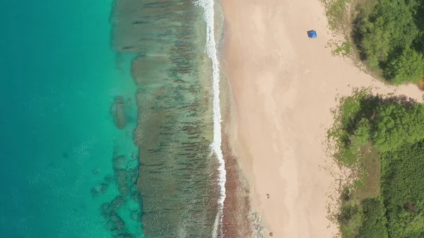 Luchtfoto van boven naar beneden, Drone schot. Prachtige tropische strand zee met wit zand. Bovenaanzicht. Leeg en schoon strand in het zomerseizoen op Oahu Hawaii Island. — Stockfoto