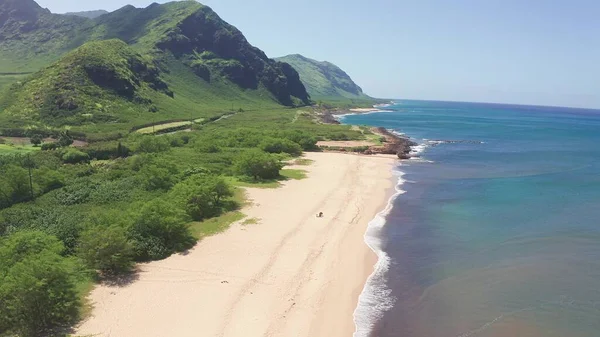 Vista aérea de cima para baixo Drone tiro. Mar de praia tropical bonito com areia branca. Vista superior. Praia vazia e limpa na temporada de verão na Ilha Havaí de Oahu. — Fotografia de Stock