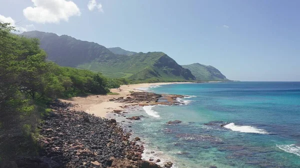 Vista aérea de cima para baixo Drone tiro. Mar de praia tropical bonito com areia branca. Vista superior. Praia vazia e limpa na temporada de verão na Ilha Havaí de Oahu. — Fotografia de Stock