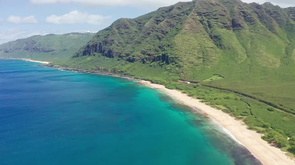 Aerial view from above down Drone shot. Beautiful tropical beach sea with white sand. Top view. Empty and clean beach in summer season on Oahu Hawaii Island. — Stock Photo, Image