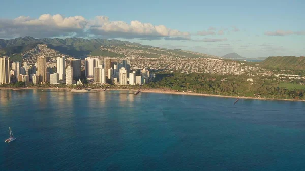 Waikiki Sahili ve Diamond Head Krateri 'nin gün batımında insansız hava aracı görüntüsü. Honolulu, Oahu, Hawaii, ABD' de ünlü bir turizm merkezi. Waikiki Sahili, arka planda Honolulu silueti.