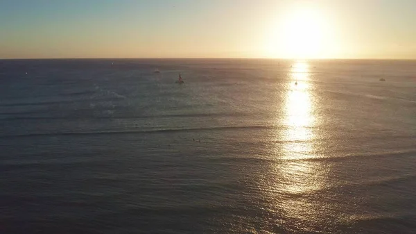 Flug über den Ozean bei Sonnenuntergang. Die Drohne fliegt vor der Kulisse eines sonnigen Weges in die Ferne. Blick auf Yachten und Boote. Ein warmer sonniger Tag auf der tropischen Insel Oahu Hawaii. — Stockfoto