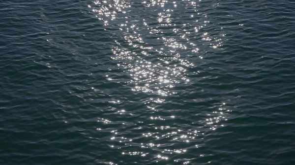 Κοντινό πλάνο της διαταραγμένης μπλε επιφάνειας του ωκεανού. Αργή κίνηση — Φωτογραφία Αρχείου