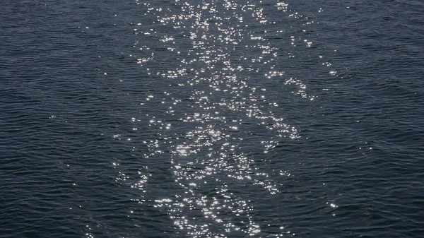 Primo piano della superficie blu disturbata dell'acqua dell'oceano. Rallentatore — Foto Stock