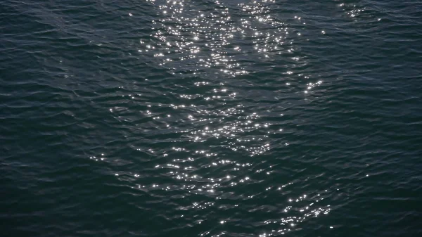 Primo piano della superficie blu disturbata dell'acqua dell'oceano. — Foto Stock