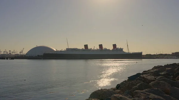 Los Angeles, USA. 10. prosince2020. Krásný výhled na oceánský parník RMS Queen Mary v Long Beach v Los Angeles. Queen Mary je trvale ukotvena jako turistická atrakce, hotel, muzeum a event zařízení. — Stock fotografie