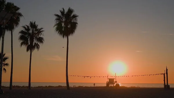 Lifeguard hus på Venice Beach, Kalifornien under gyllene timmen. Långsamma rörelser. — Stockfoto