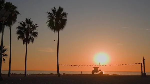 Lifeguard house on Venice Beach, California during golden hour. Slow motion. — Stock Photo, Image