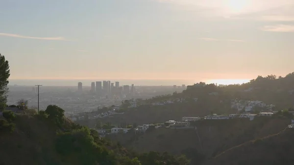 Beverly Hills 'in Panorama' sı. Kamera yavaş hareket ediyor. Güzel manzara yeşil ağaçlar. Zenginlerin lüks evleri. Gün batımında güzel manzara. — Stok fotoğraf