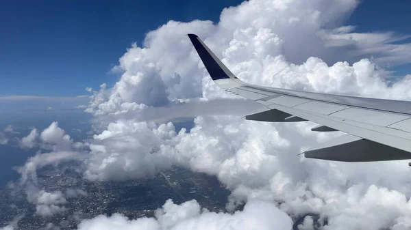 Flying over Miami. View of east coast from planes window. Beautiful white clouds against blue sky. The turquoise waters of Atlantic coast. — Stock Photo, Image