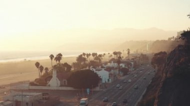 Los Angeles 'taki Santa Monica Sahili açıklarındaki Pasifik Sahil Otoyolu manzarası. Güzel altın saat, gün batımı atmosferi, geniş açı görüntüsü. Los Angeles Califinia ABD.