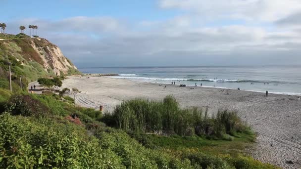 Una hermosa vista lateral del acantilado en Laguna Beach — Vídeo de stock