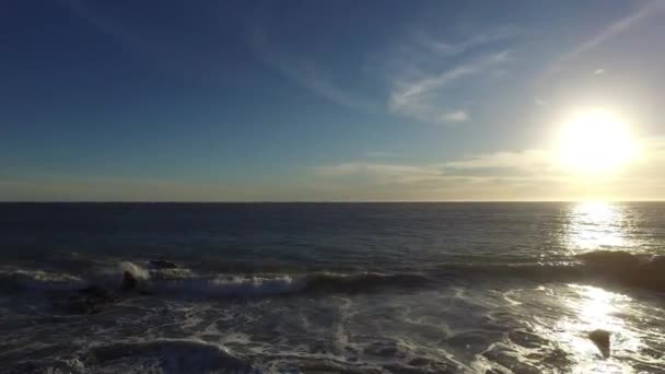 Solen går ner klippformationer på havet — Stockvideo