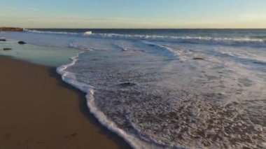 Dalgalar yavaşça plaj üzerine yıkama