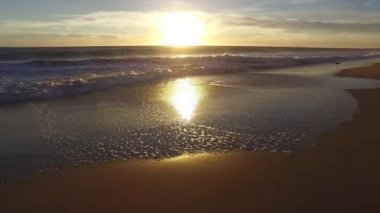 Dalgalar yavaşça plaj üzerine yıkama