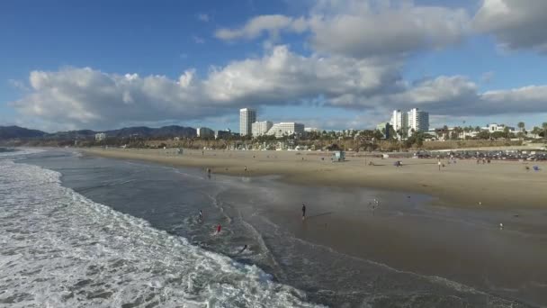 Skummande vågor försiktigt knä vid strandlinjen — Stockvideo