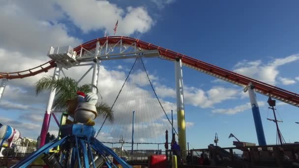 Montaña rusa en Pacific Amusement Park — Vídeo de stock